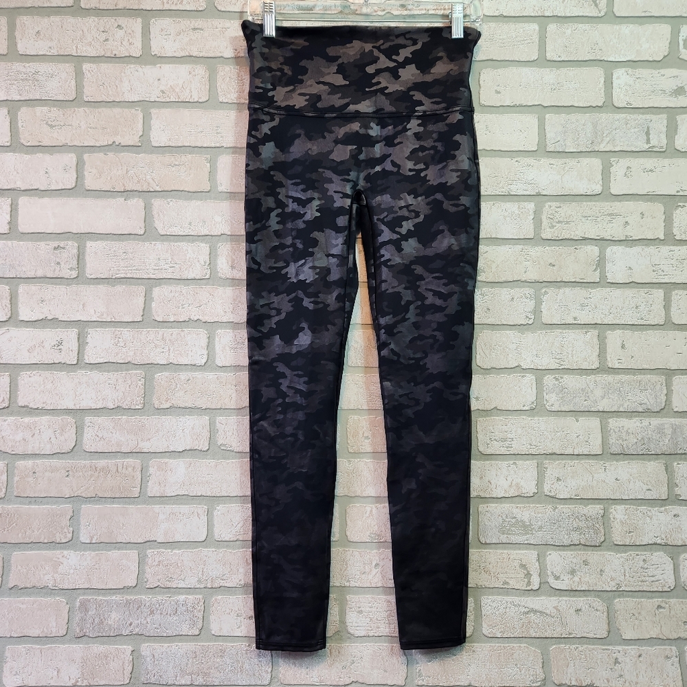 SPANX Womens Black Faux Leather Camouflage Print Shapewear Leggings Size L   EUC